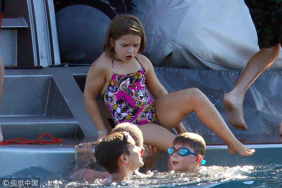 贝克汉姆一家出海亲吻秀恩爱 小七肉腿抢镜