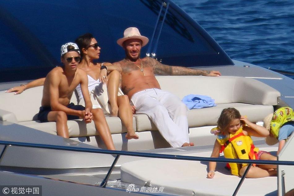 贝克汉姆一家出海亲吻秀恩爱 小七肉腿抢镜