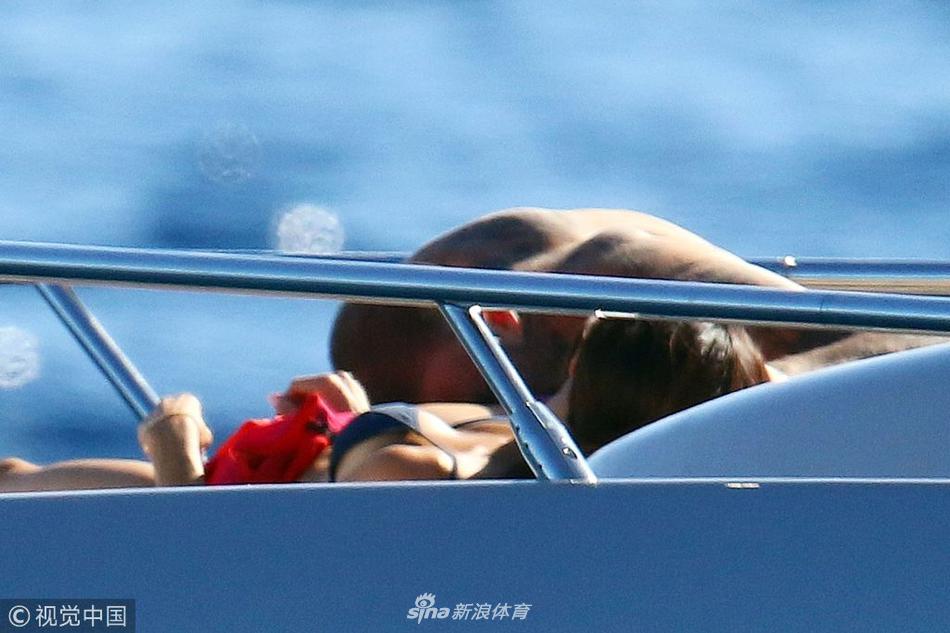 贝克汉姆一家出海亲吻秀恩爱 小七肉腿抢镜