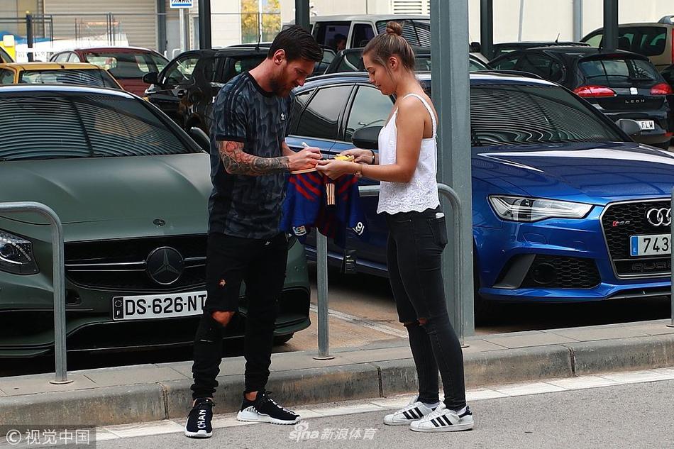 梅西机场遇女粉丝耐心签名