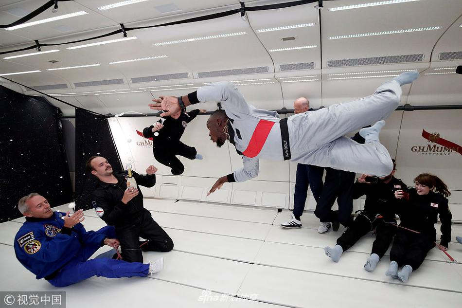 博尔特体验零重力空间 与工作人员赛跑飘上天