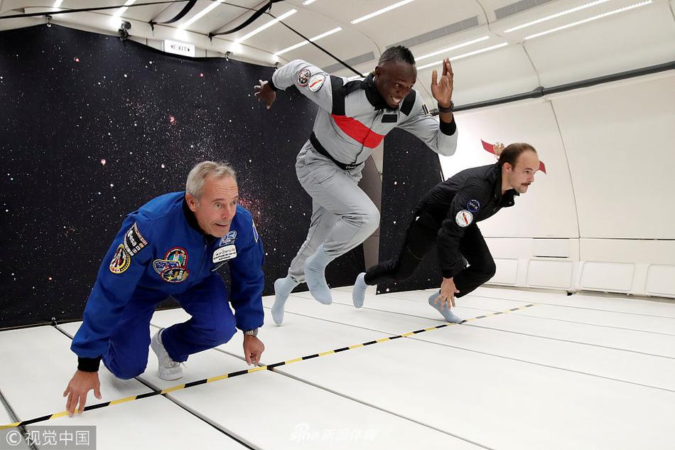 博尔特体验零重力空间 与工作人员赛跑飘上天