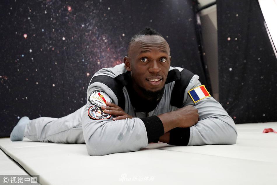 博尔特体验零重力空间 与工作人员赛跑飘上天