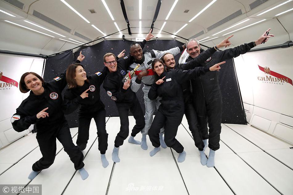 博尔特体验零重力空间 与工作人员赛跑飘上天