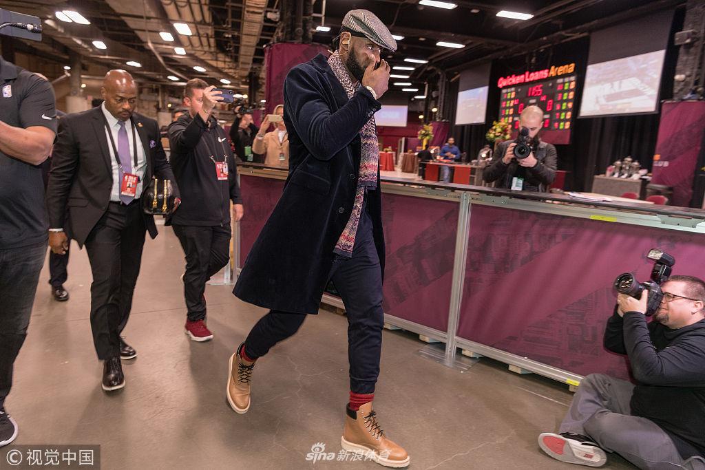 大佬回来了!詹皇引领众球员抵达球馆