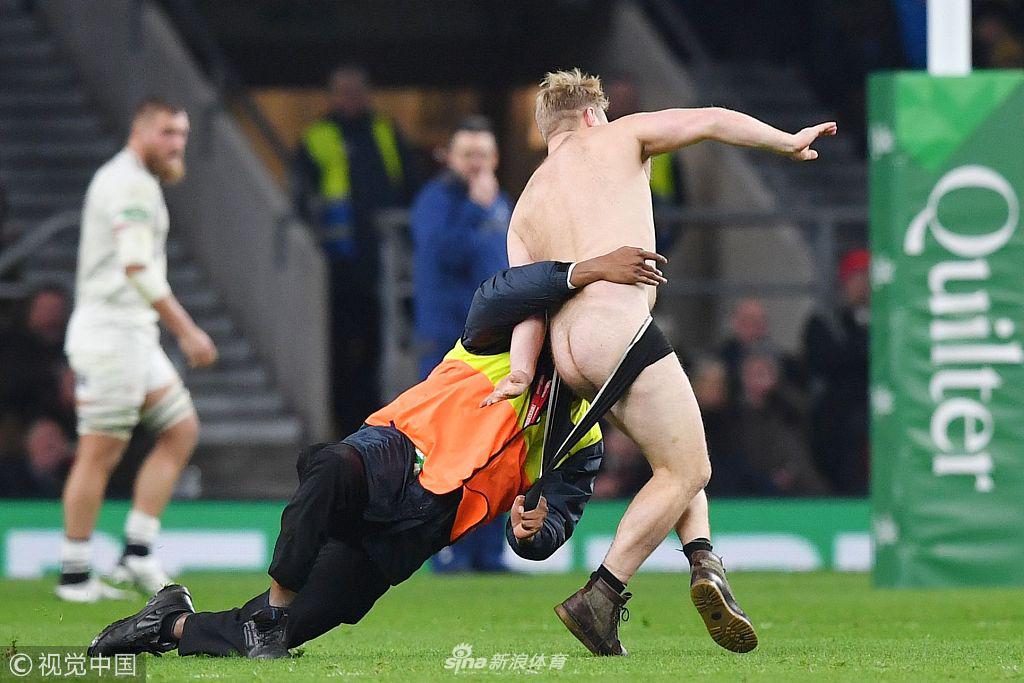 橄榄球比赛男子穿内裤闯入 遭安保驱逐不幸走光