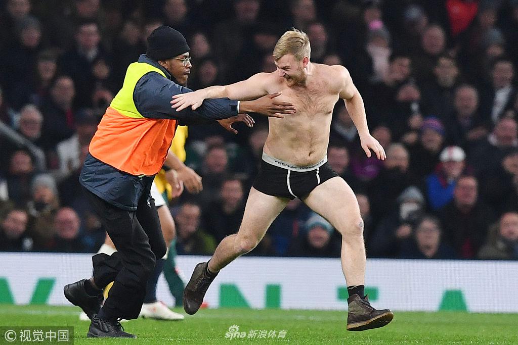 橄榄球比赛男子穿内裤闯入 遭安保驱逐不幸走光