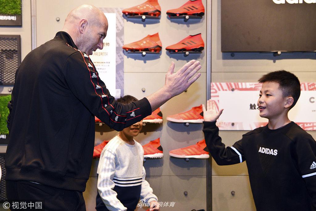 齐达内空降上海捞金 穿“中国”T恤受球迷热捧