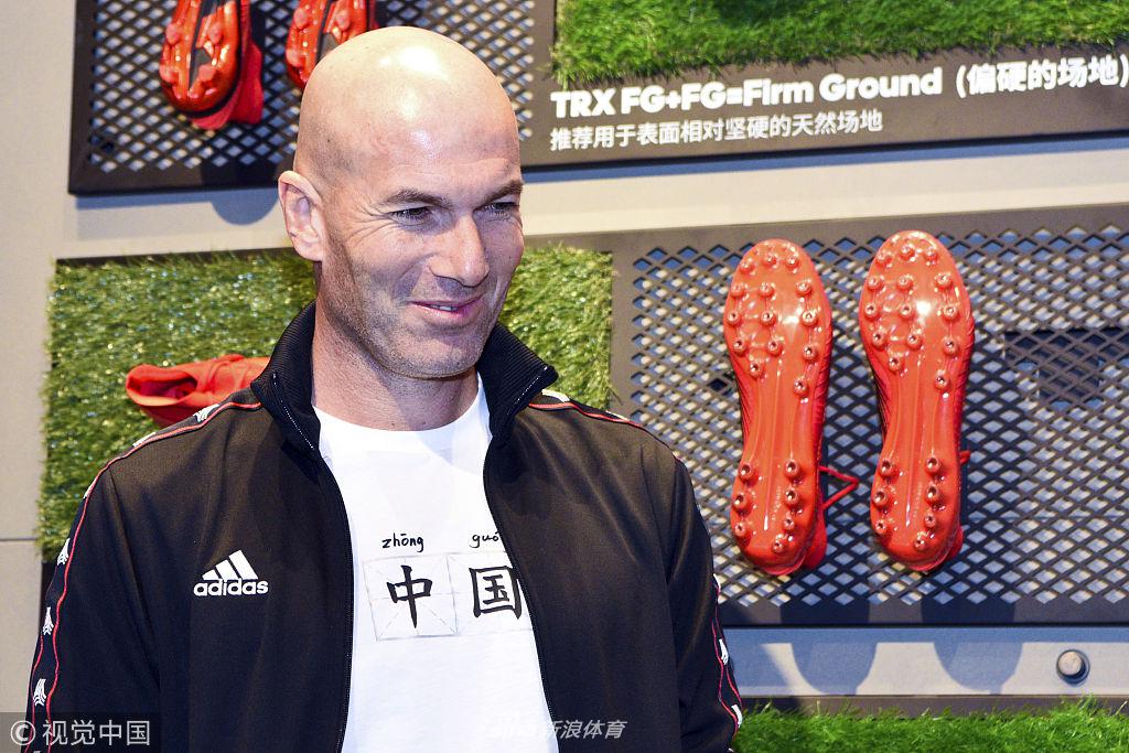齐达内空降上海捞金 穿“中国”T恤受球迷热捧