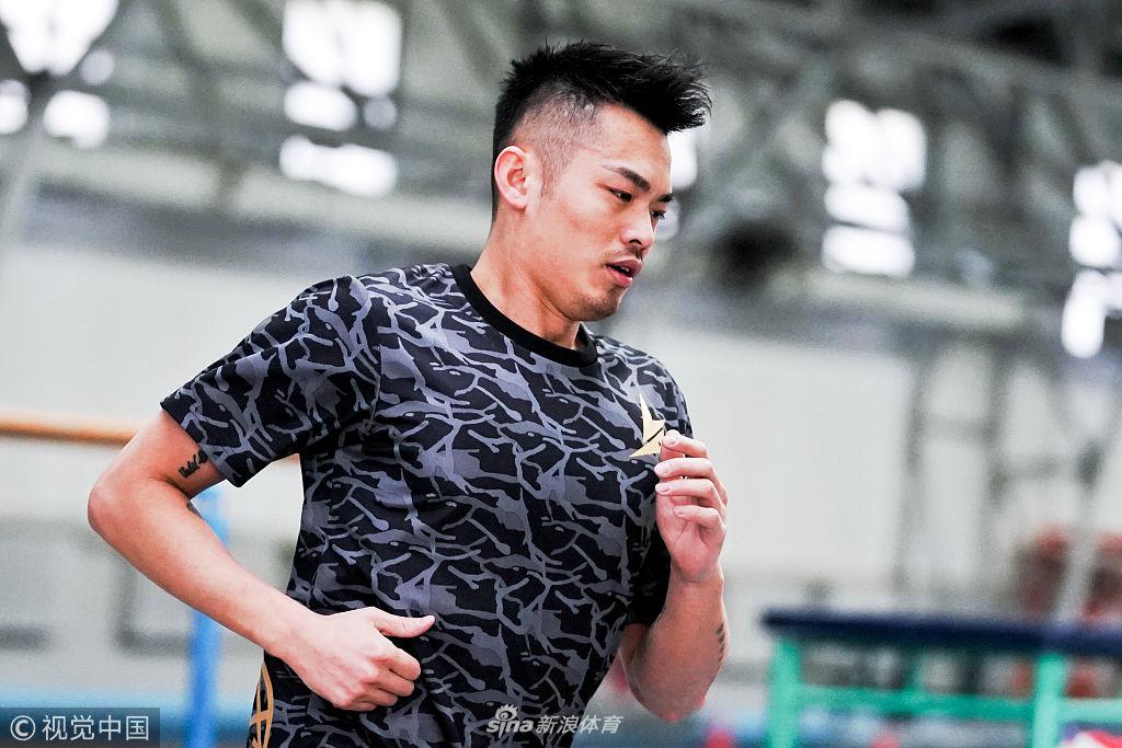 林丹自我加练到田径队跑圈