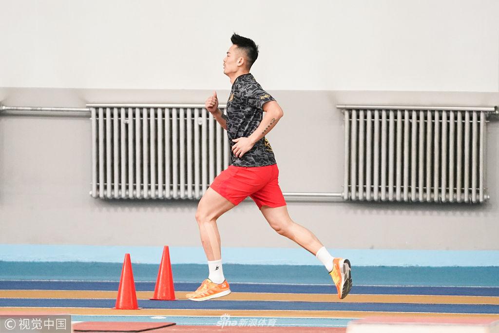 林丹自我加练到田径队跑圈
