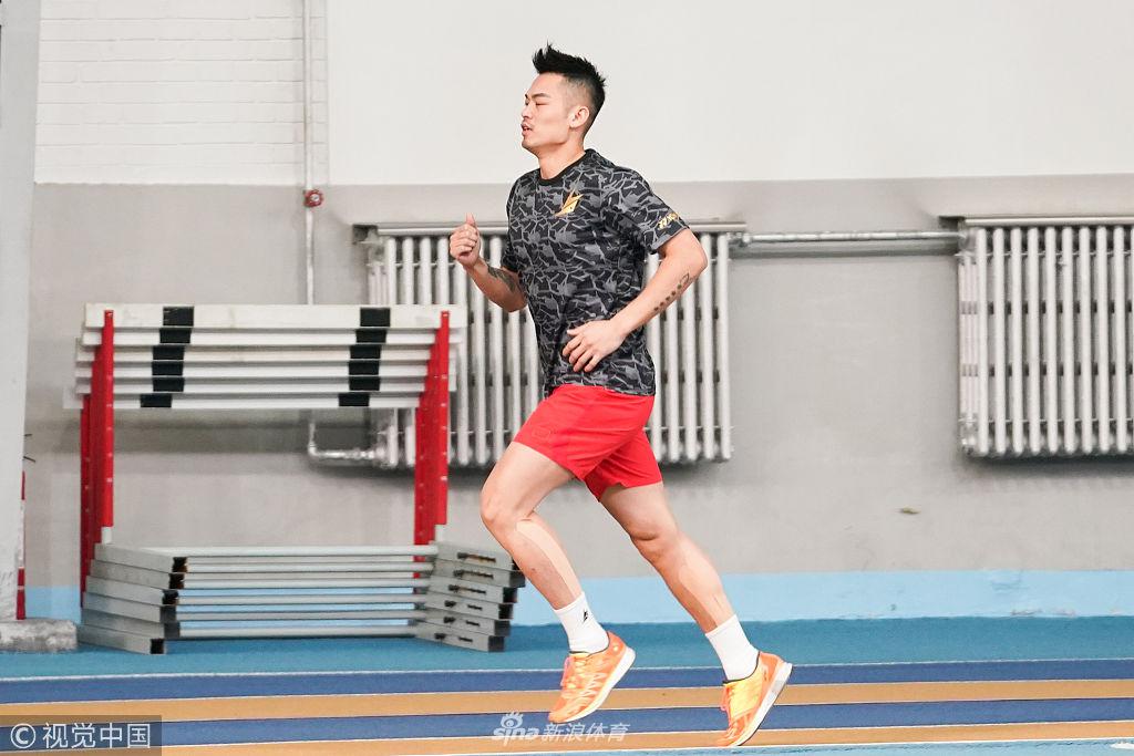 林丹自我加练到田径队跑圈