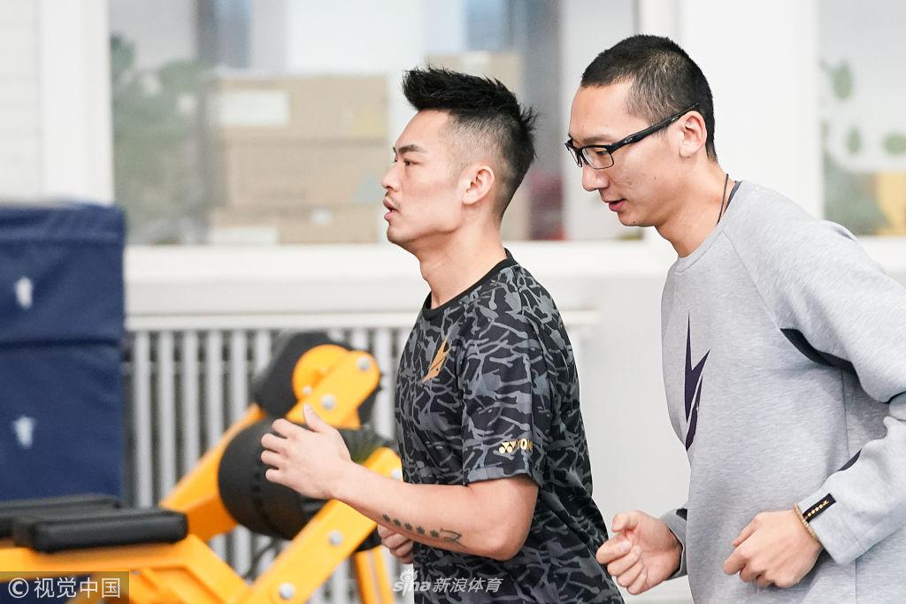 林丹自我加练到田径队跑圈