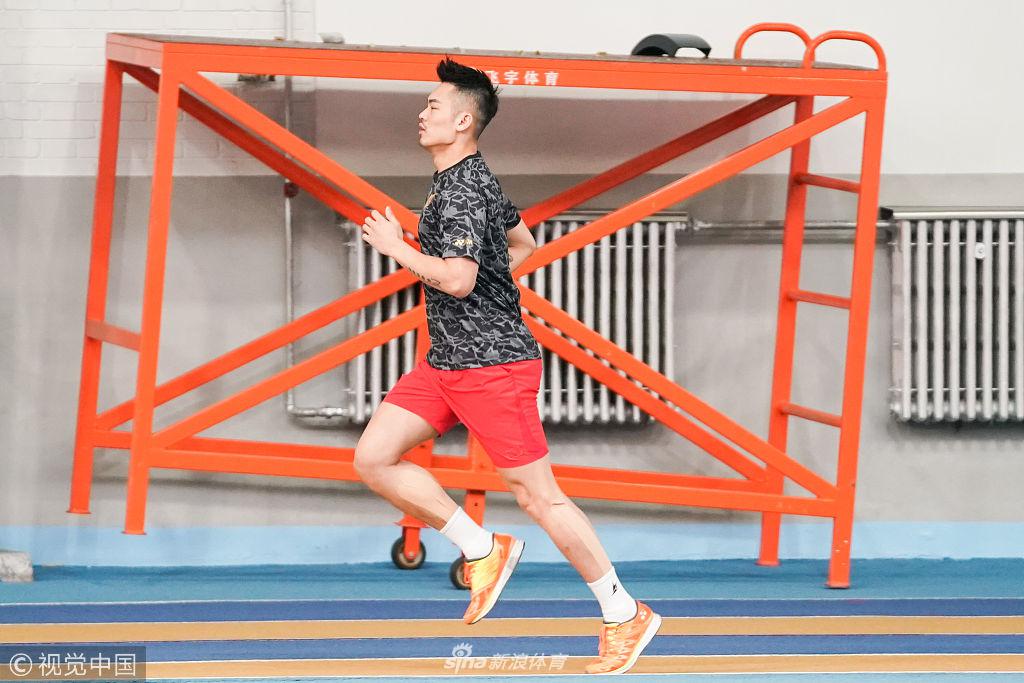 林丹自我加练到田径队跑圈
