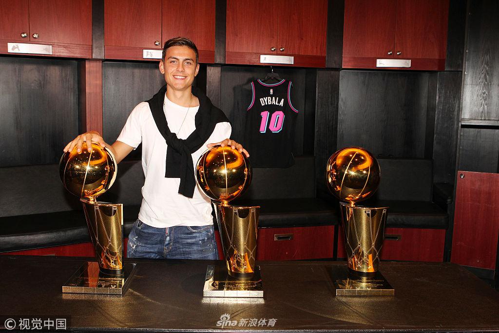 迪巴拉携女友观战NBA比赛 合影韦德变迷弟