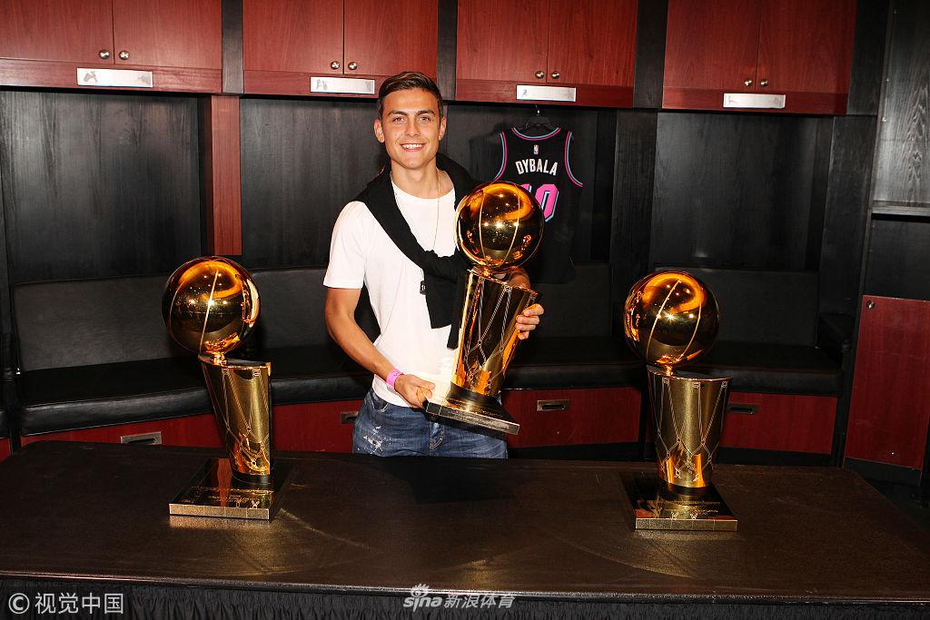 迪巴拉携女友观战NBA比赛 合影韦德变迷弟