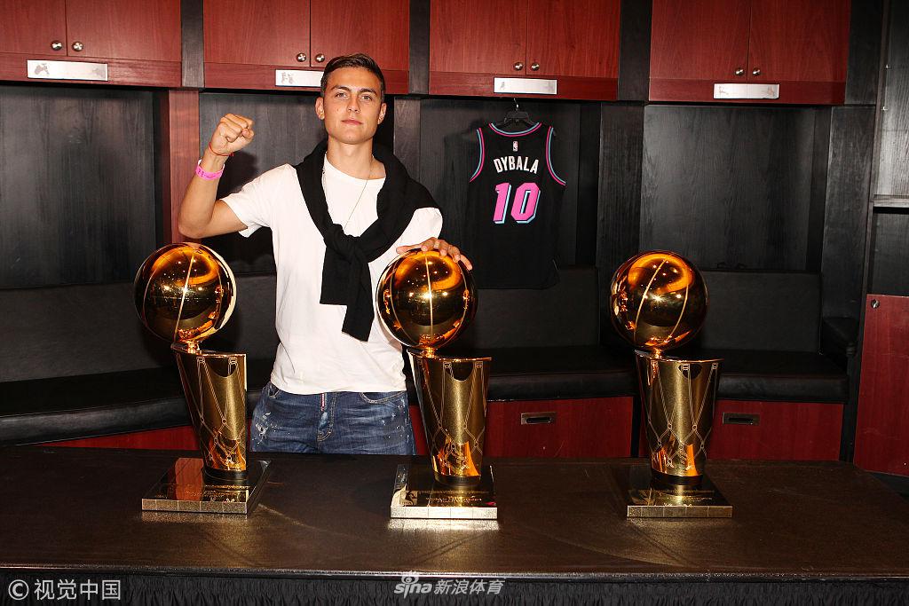 迪巴拉携女友观战NBA比赛 合影韦德变迷弟