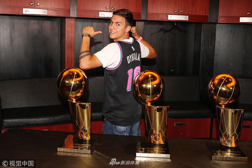 迪巴拉携女友观战NBA比赛 合影韦德变迷弟