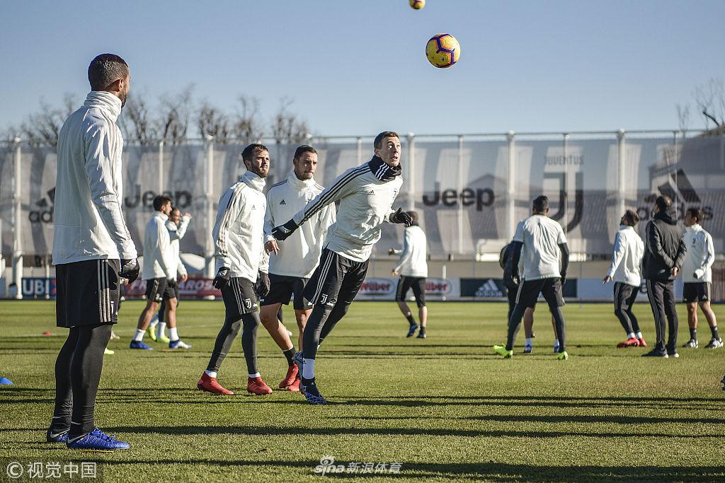 尤文训练备战意大利杯 C罗全力以赴