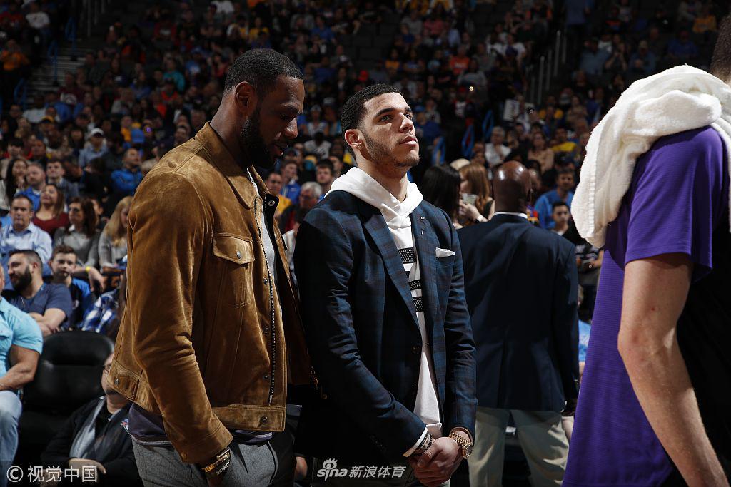 休闲小哥詹姆斯坐看湖人大战雷霆