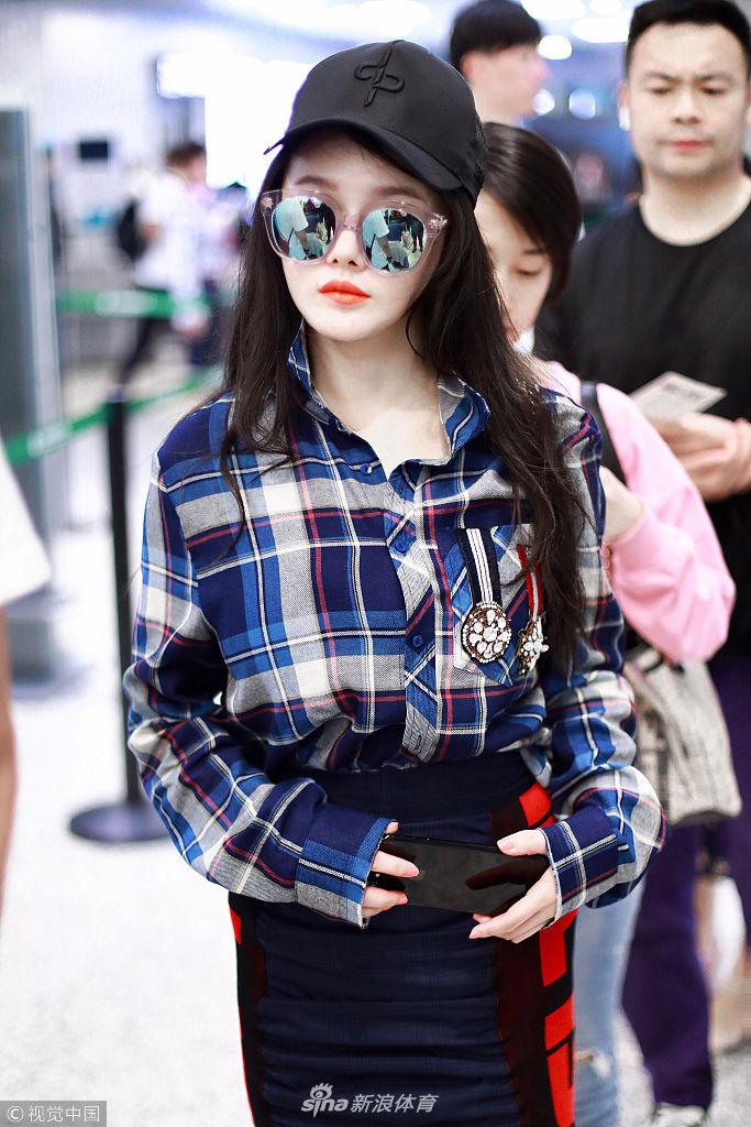 拳王美妻冉莹颖独自现身机场