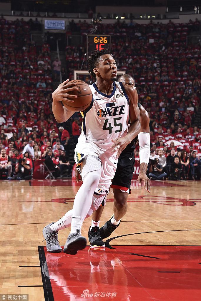 米切尔快速突破