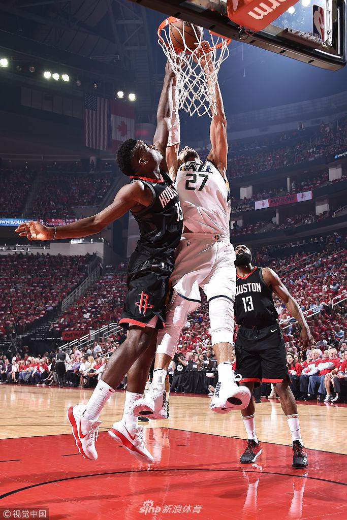 戈伯特双手暴扣