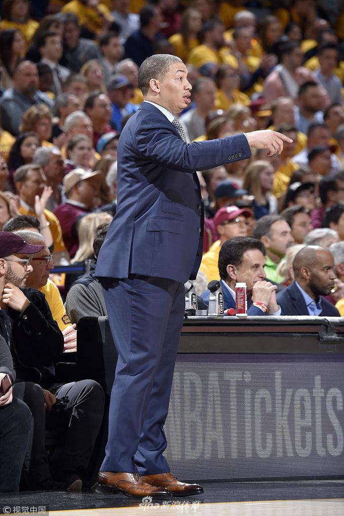 卢教练场边指挥