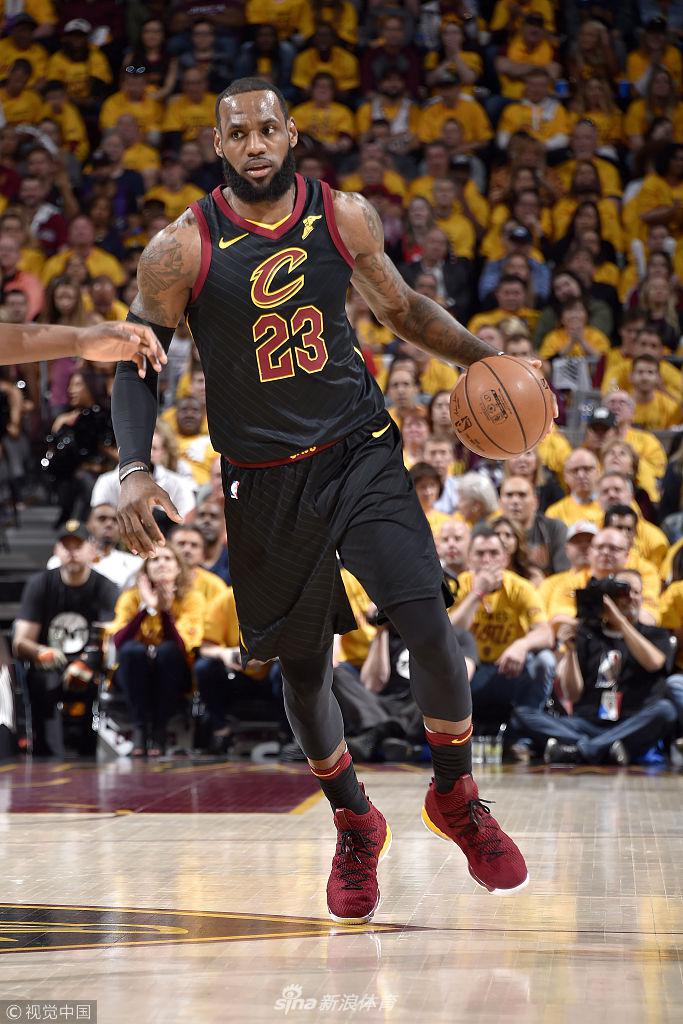 詹姆斯带球