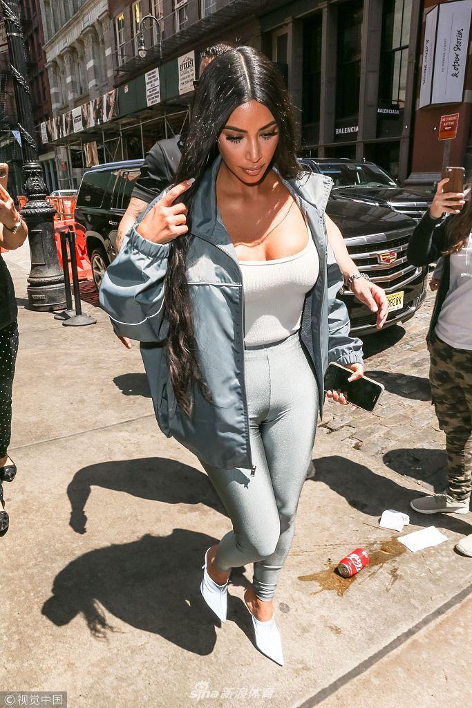 金卡戴珊出街身材紧致丰满