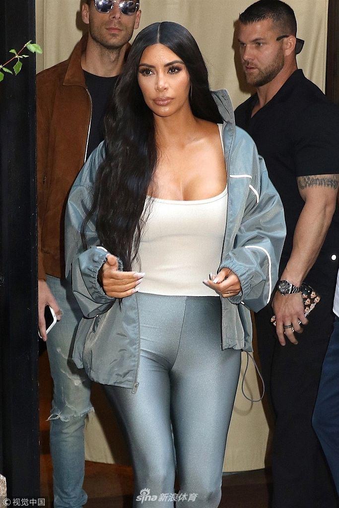 金卡戴珊出街身材紧致丰满
