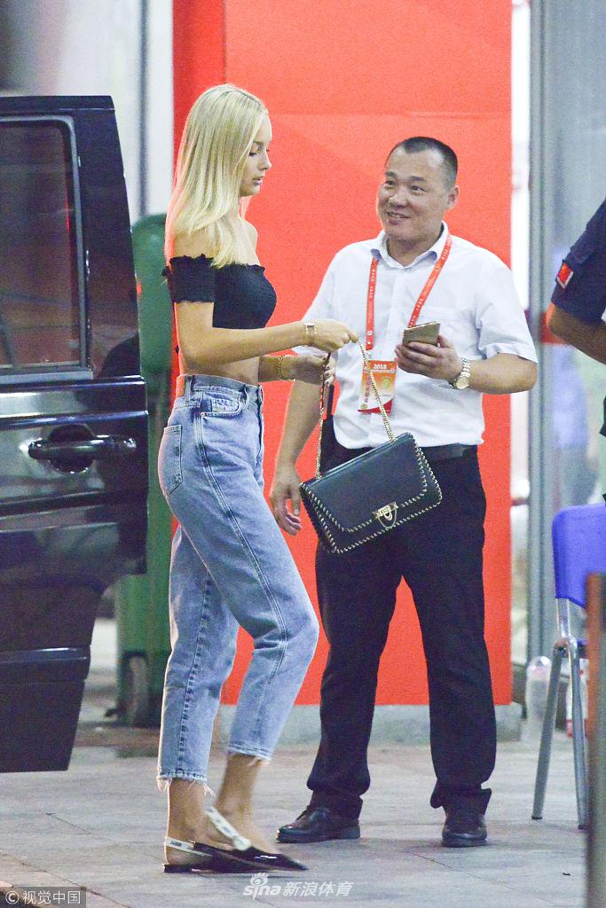 瓦尔加现身山东主场性感助阵