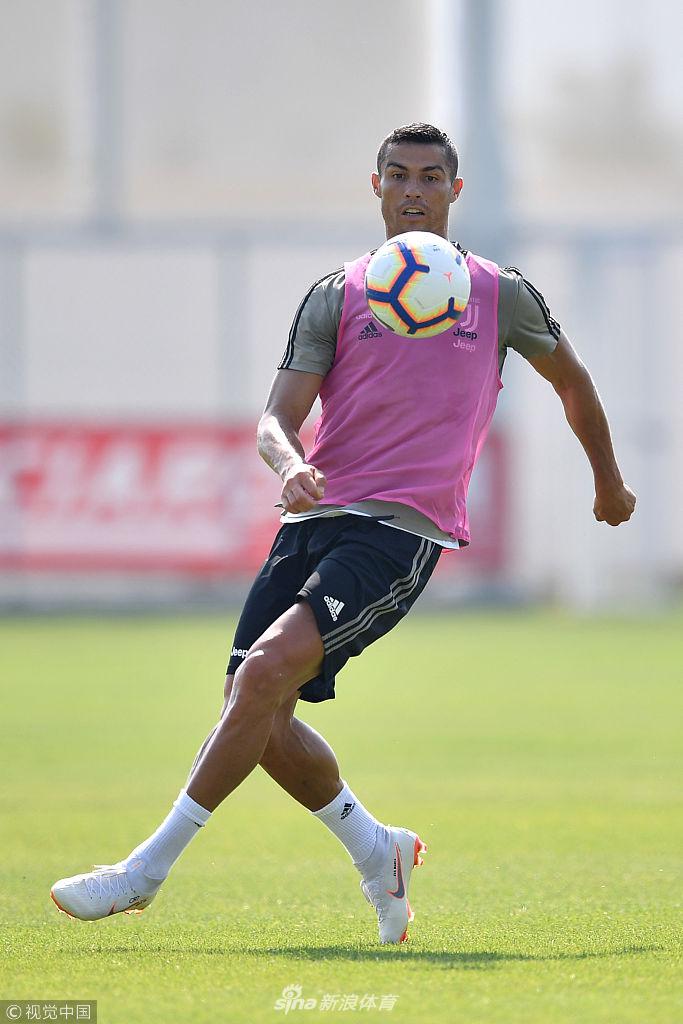 关爱留守球员！C罗高温下训练秀脚法