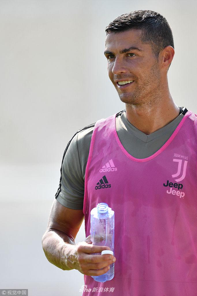 关爱留守球员！C罗高温下训练秀脚法