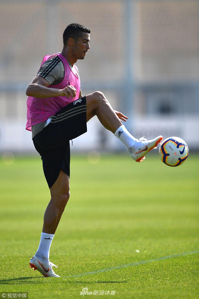 关爱留守球员！C罗高温下训练秀脚法