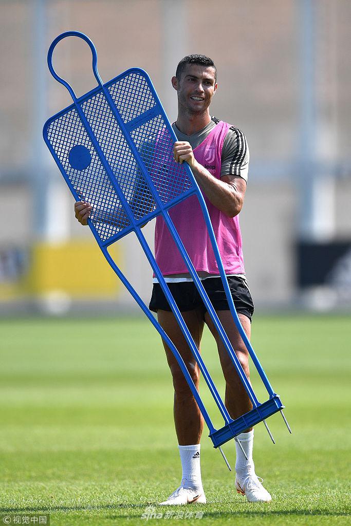 C罗有点萌
