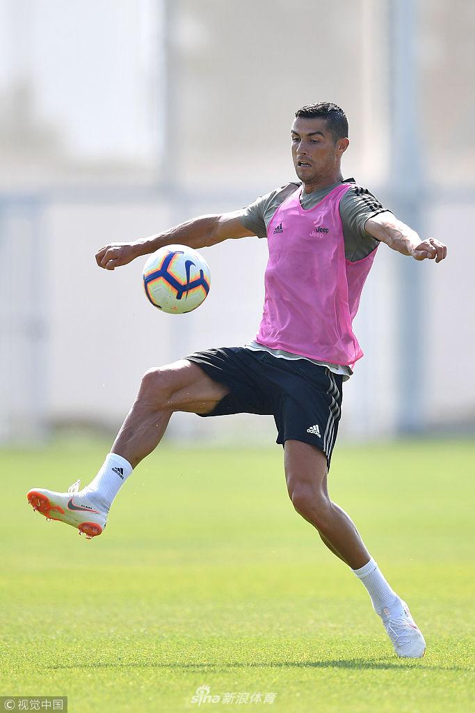 关爱留守球员！C罗高温下训练秀脚法