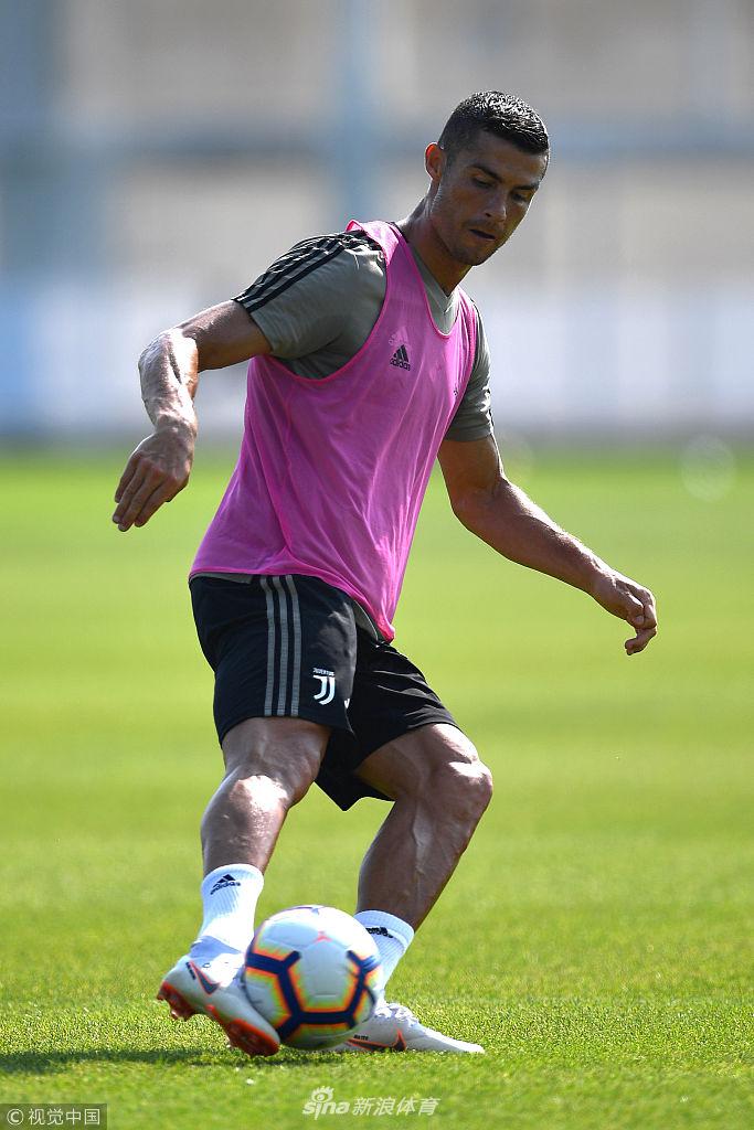 关爱留守球员！C罗高温下训练秀脚法