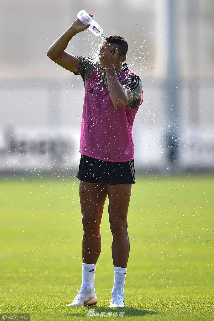 关爱留守球员！C罗高温下训练秀脚法