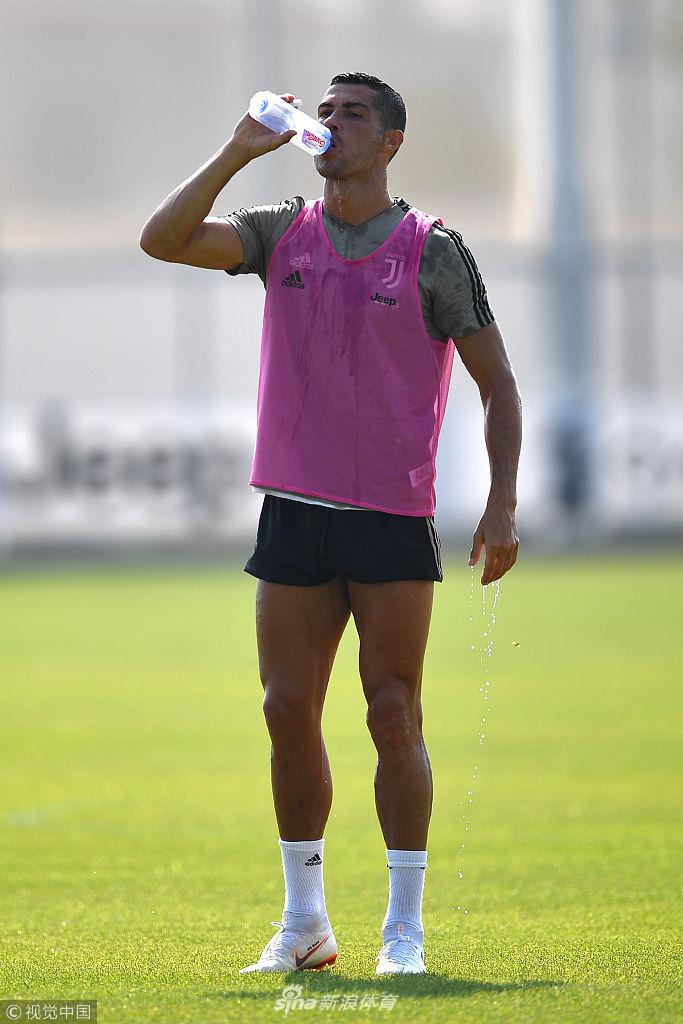 关爱留守球员！C罗高温下训练秀脚法