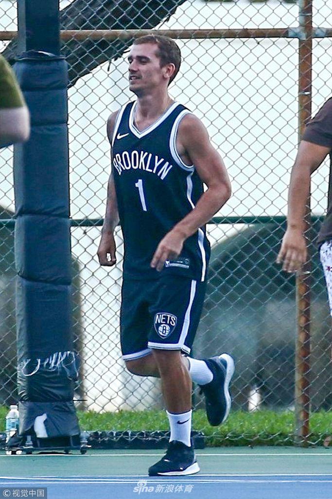 格列兹曼迈阿密度假 穿篮网1号球衣打球