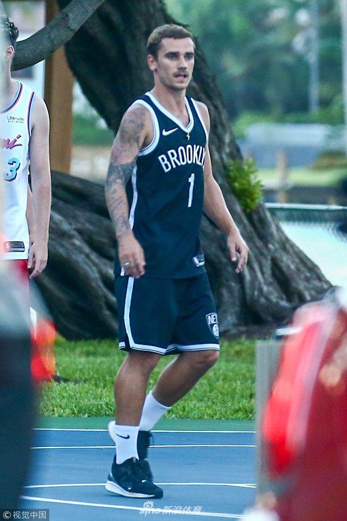 格列兹曼迈阿密度假 穿篮网1号球衣打球