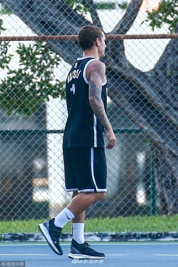 格列兹曼迈阿密度假 穿篮网1号球衣打球