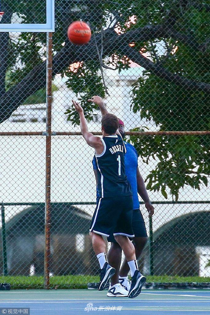 格列兹曼迈阿密度假 穿篮网1号球衣打球