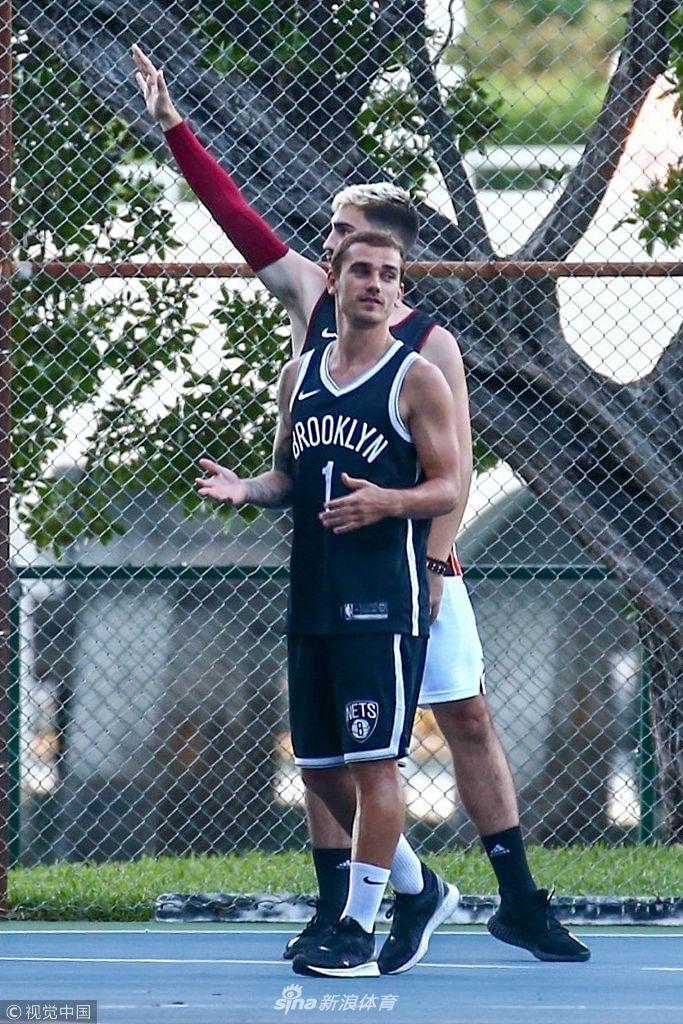 格列兹曼迈阿密度假 穿篮网1号球衣打球