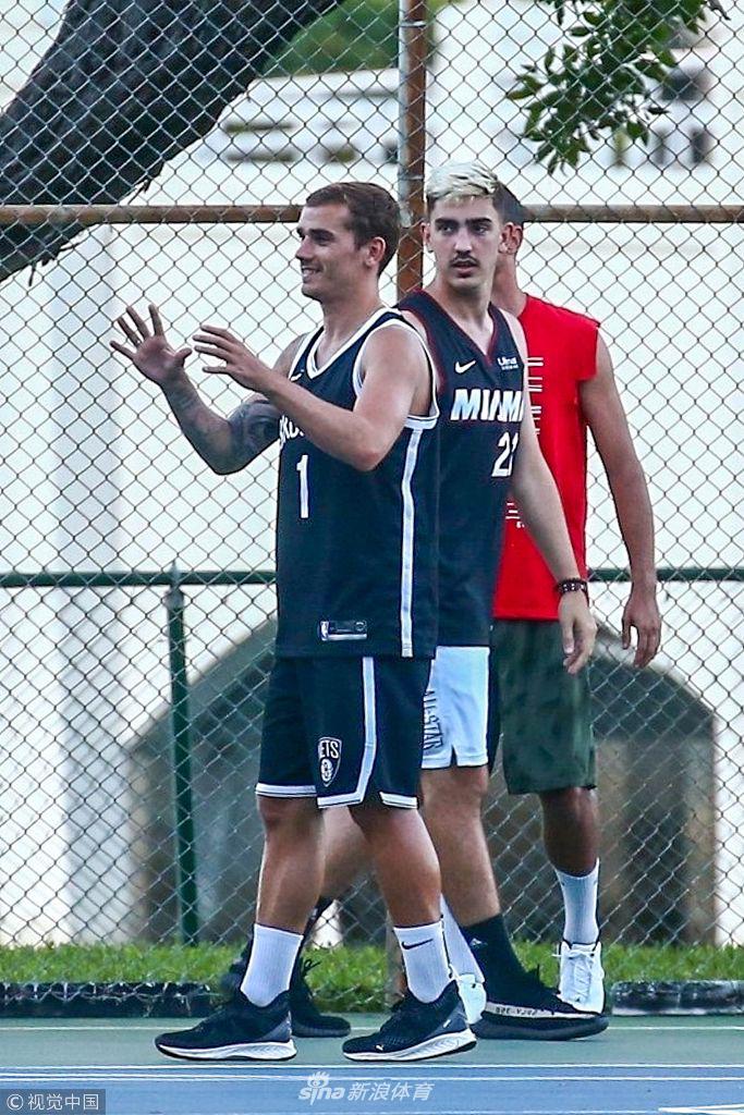格列兹曼迈阿密度假 穿篮网1号球衣打球