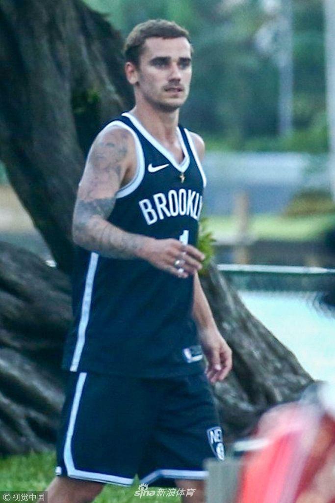 格列兹曼迈阿密度假 穿篮网1号球衣打球