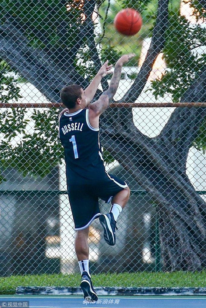 格列兹曼迈阿密度假 穿篮网1号球衣打球