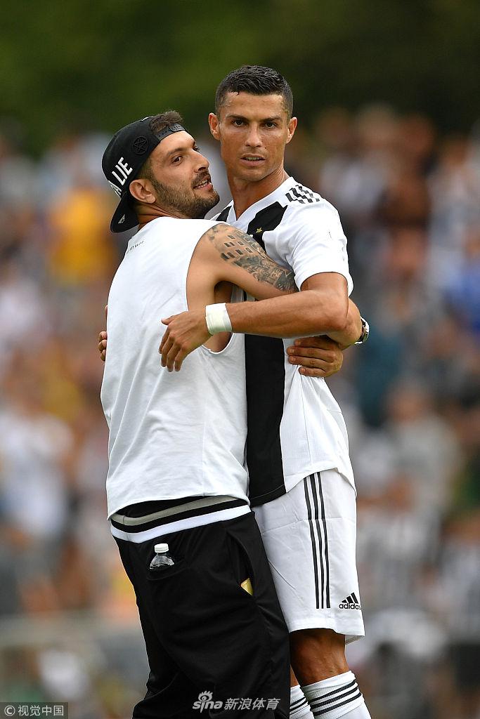C罗尤文首秀被众多球迷冲入场内亲吻