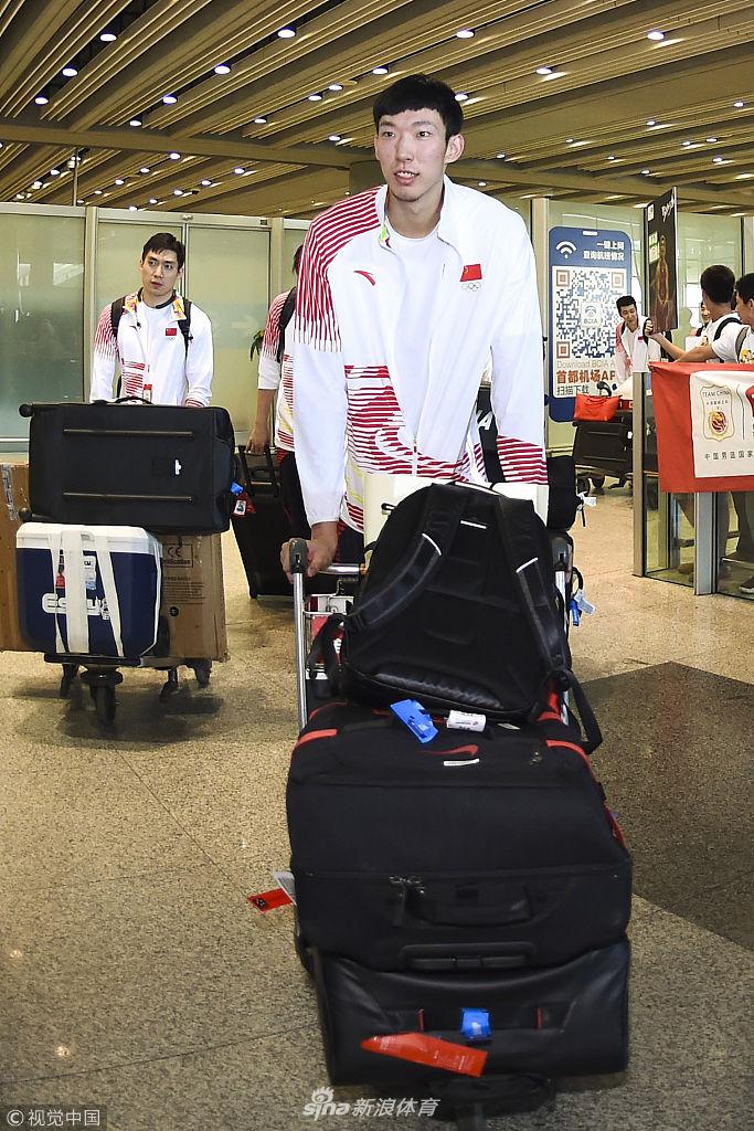 中国男篮红队凯旋返回北京